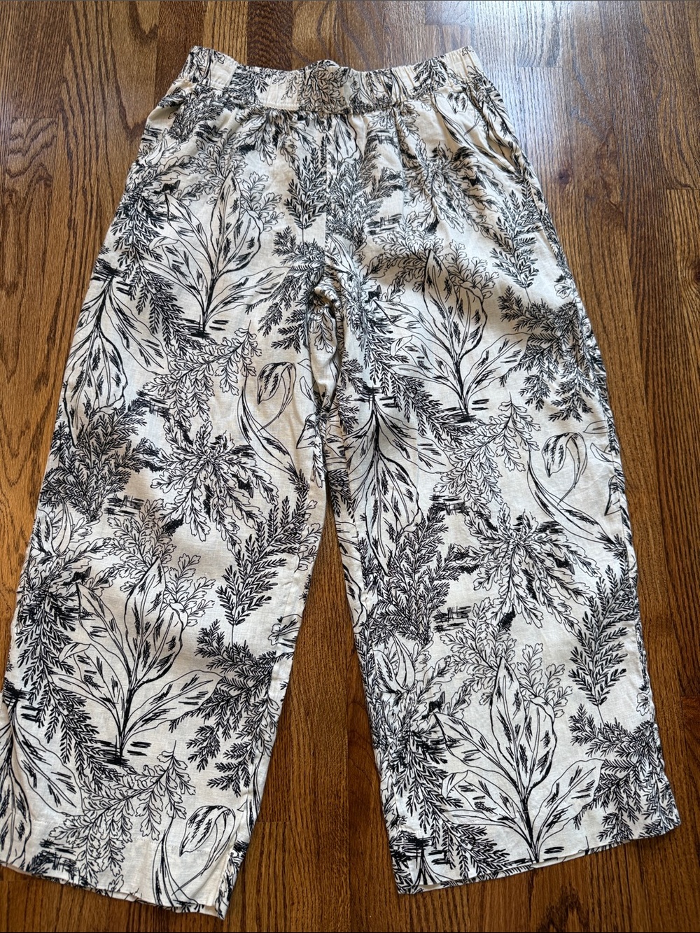Tahari Black & Cream Botanical Print Wide Leg Capri Pants